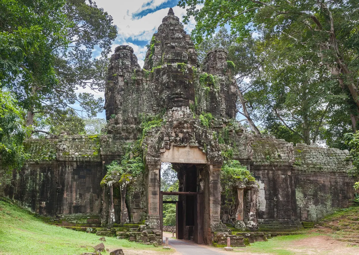 Face tower of the Victory Gate with a vaulted passage